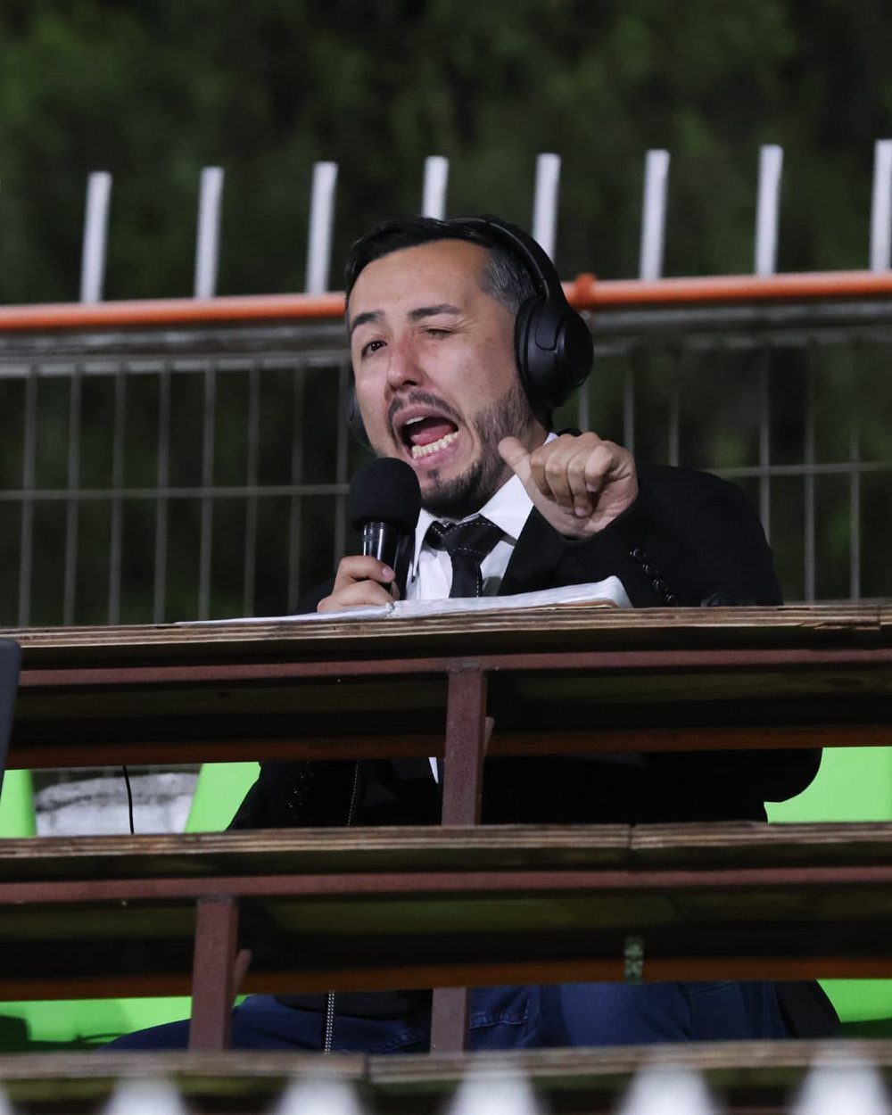 José Ángel González relatando un partido con audífonos y micrófono