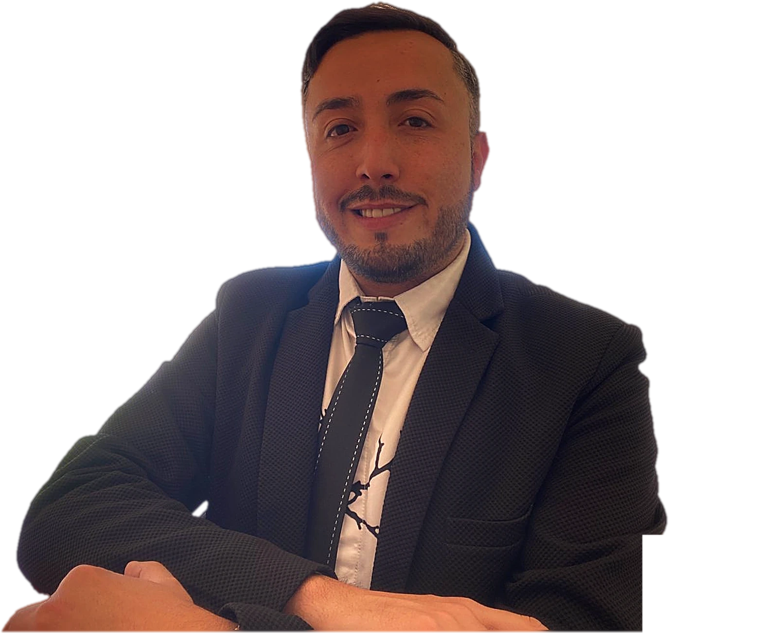 José Ángel González, relator de fútbol, con los brazos cruzados